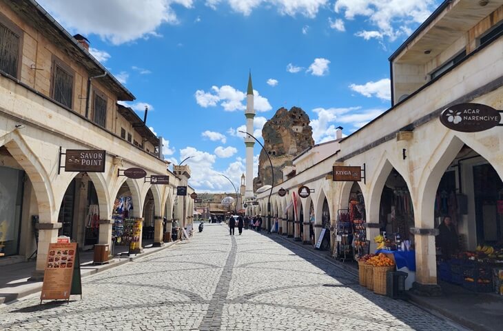 Ortahisar çarşı merkezi; taş kemerli dükkanlar, minare ve Ortahisar Kalesi ile Kapadokya kasaba dokusu
